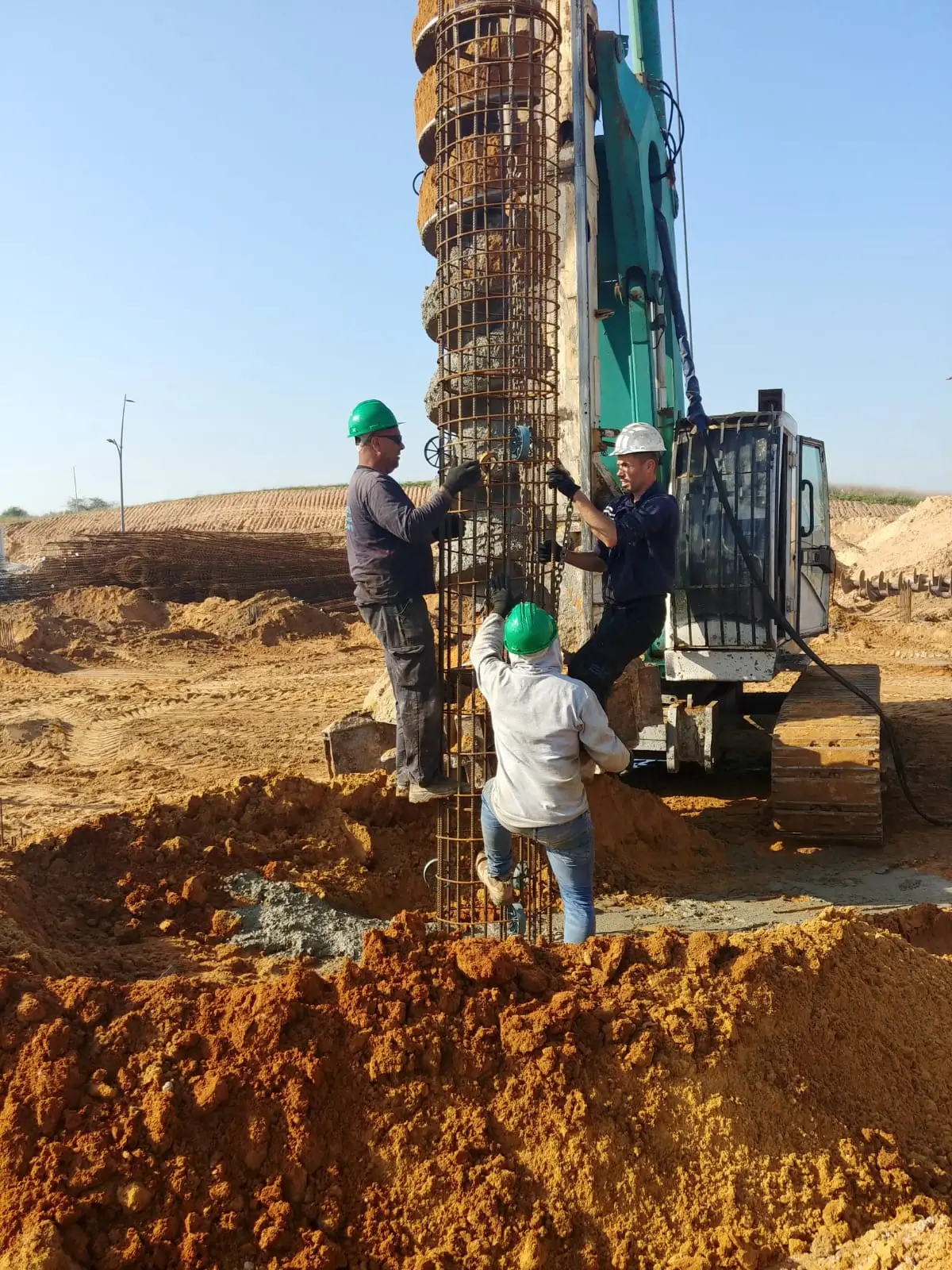 פרויקט CFA — תקריב על כלוב הפלדה והבטון הטרי