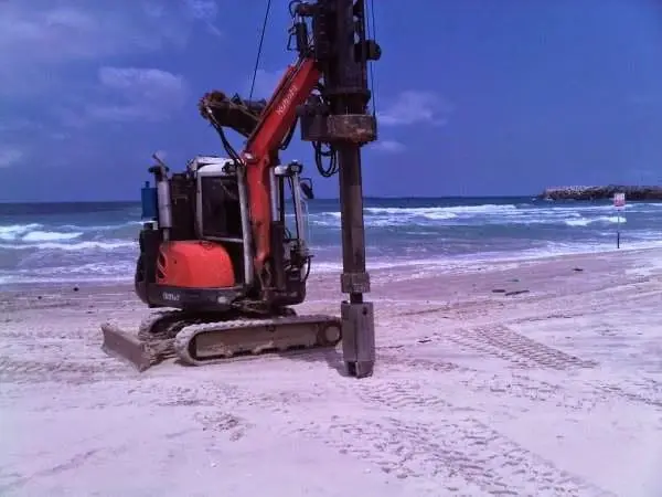 קידוח יבש בקרקע יציבה — מצלמה מקרוב