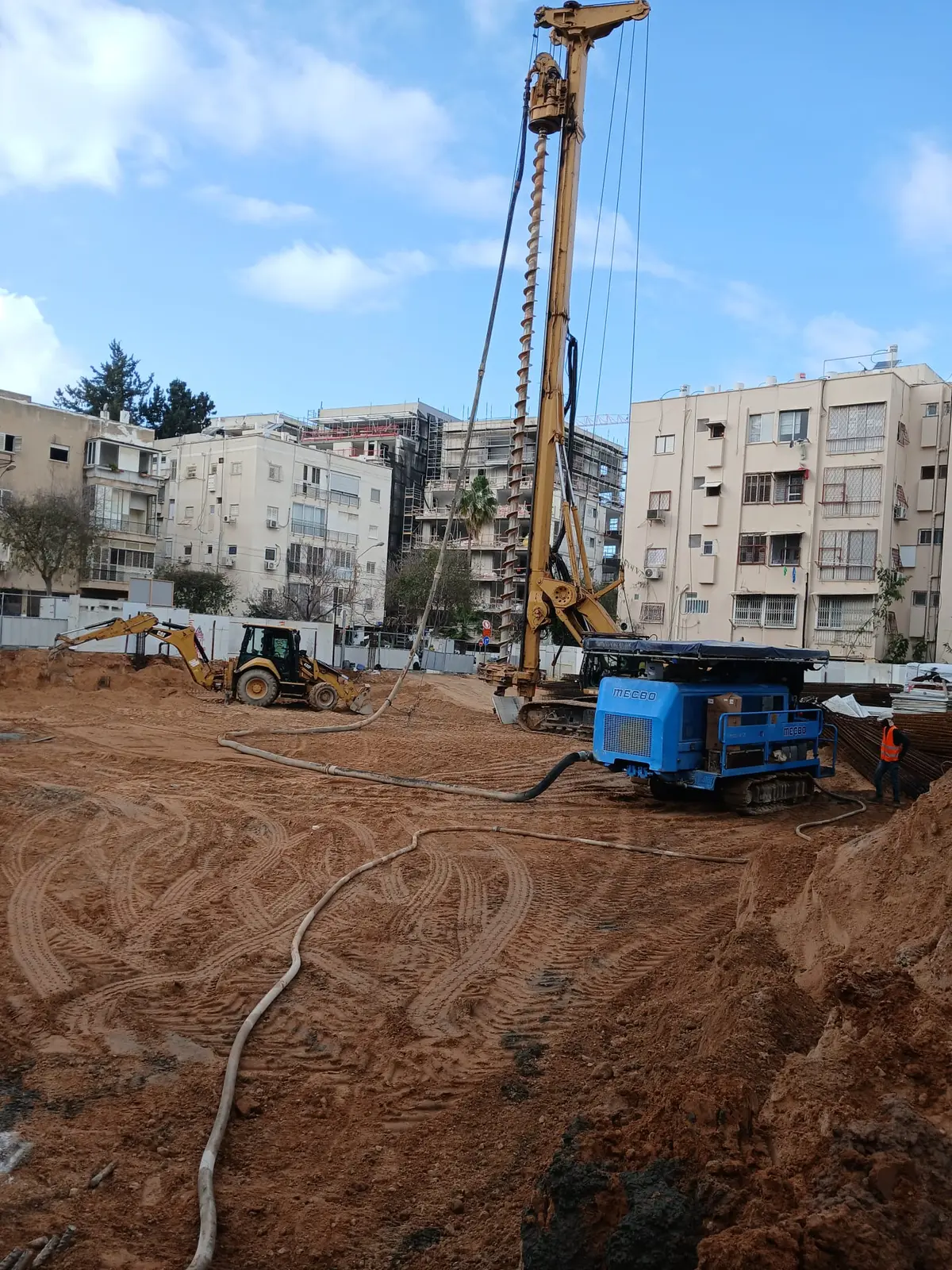 קידוח בנטונייט עם מערכת מילוי הבוץ